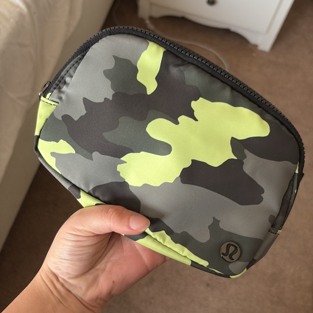Lululemon Original Neon Green Camo Everywhere Belt bag Rare Color - Picture 6 of 8